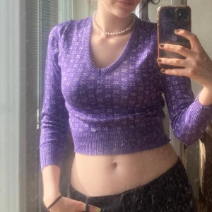 Lila tröja💜 - Superfin lila tröja💜 Står storlek 42 i, jag som är på bilden har storlek M i tröjor!  Kan mötas upp i Sthlm annars står köparen för frakt💕