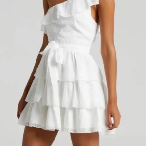 Vit klännign  - Säljer denna klänning köpt för 599kr säljer för 300kr endast använd på konfirmation❤️❤️