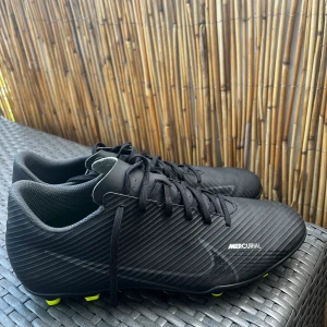 Nike mercurial  - Säljer mina fotbolls skor, använda typ 3 gånger och inte igen för jag hade dem bara som hobby. Dem är storlek 44 men passar 43.