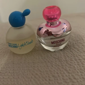 Parfym - Säljer dessa två små moschino parfymer som är mer än halvfyllda och är 5 ml var.