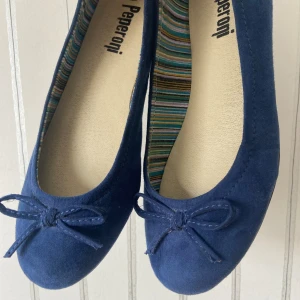 Ballerinaskor - Marinblå ballerinaskor i mockatyg från Peperoni. Använda en del men fortfarande i bra skick:) 