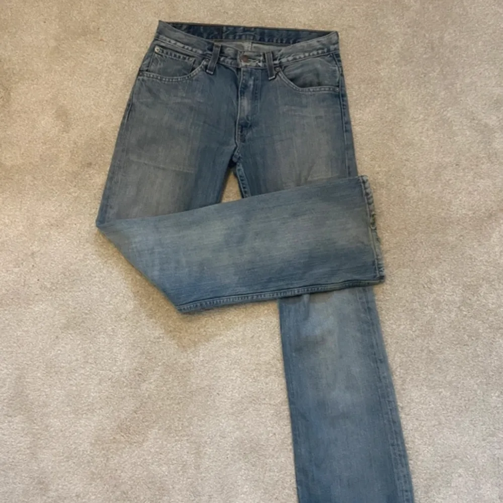 Raka Levis jeans, jätte najs passform  Lågmidjade  Midja: 38cm Innerben: 76cm. Jeans & Byxor.
