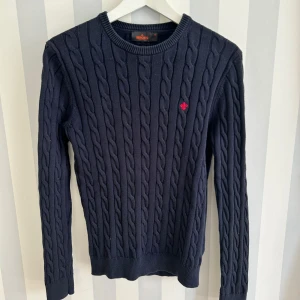 Stickad Morris tröja  - Stickade Morris tröja i bra skick. Storlek: XS. Skriv gärna vid intresse eller funderingar. 