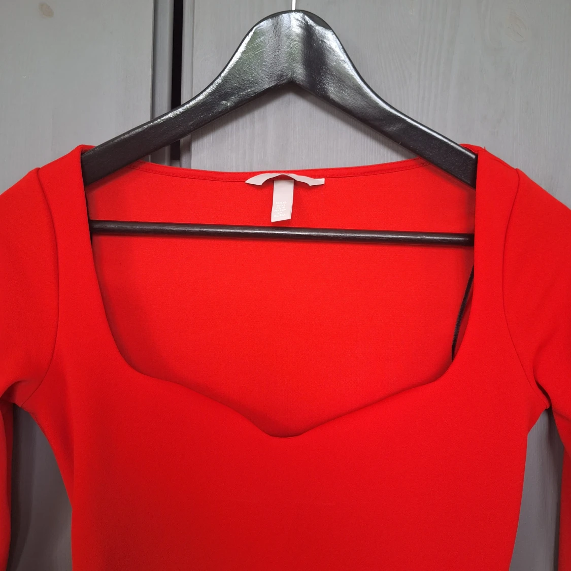 H&M oanvänd röd topp med hjärtformad urringning strl XS  - 90