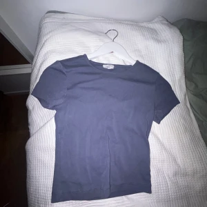 T-shirt  - En mörkblå t-shirt från ginatricot. Köpt i höstas tror jag och är inte använd så många gånger. 