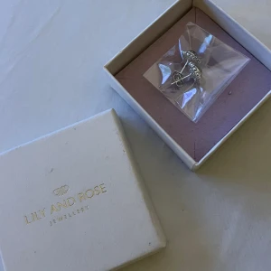 Nya lili n Rose örhängen  - Säljer dessa super fina Lily n Rose örhängen som aldrig använts