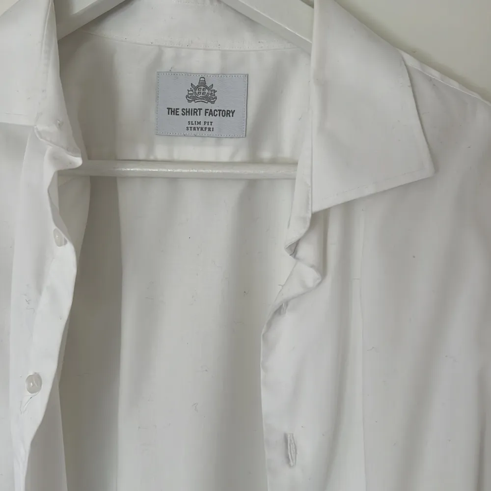 Snygg och fräsch skjorta av högsta kvalite från The Shirt Factory. Storlek 42 (XL). Använd 2-3 gånger. Passar perfekt till vardagen eller kostymen! Ordinarie pris 1200. Nu 900kr.. Skjortor.