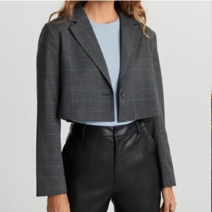 Croppad blazer - Strl S från Bik Bok i nyskick
