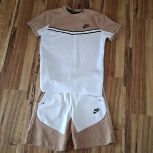Nike set - Säljer ett Nike set i storlek 164. Har använt i ett halvår nu men är tyvärr för små. Säljer de för 400 kr, pris kan diskuteras.