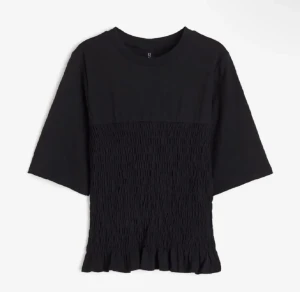 Ribbad tröja - Säljer min super fina topp från H&M💞 använd ett fåtal gånger men inga slitage!! Skriv för fler bilder