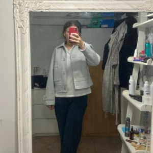 Vår kappa - Super fint skick, kappan är från lager 157 och är i nyskick, använd 1 gång.