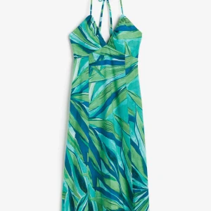 Sommar klänning - Jätte fin sommarklänning med öppen rygg från H&M! Helt oanvänd för den var för liten 😊