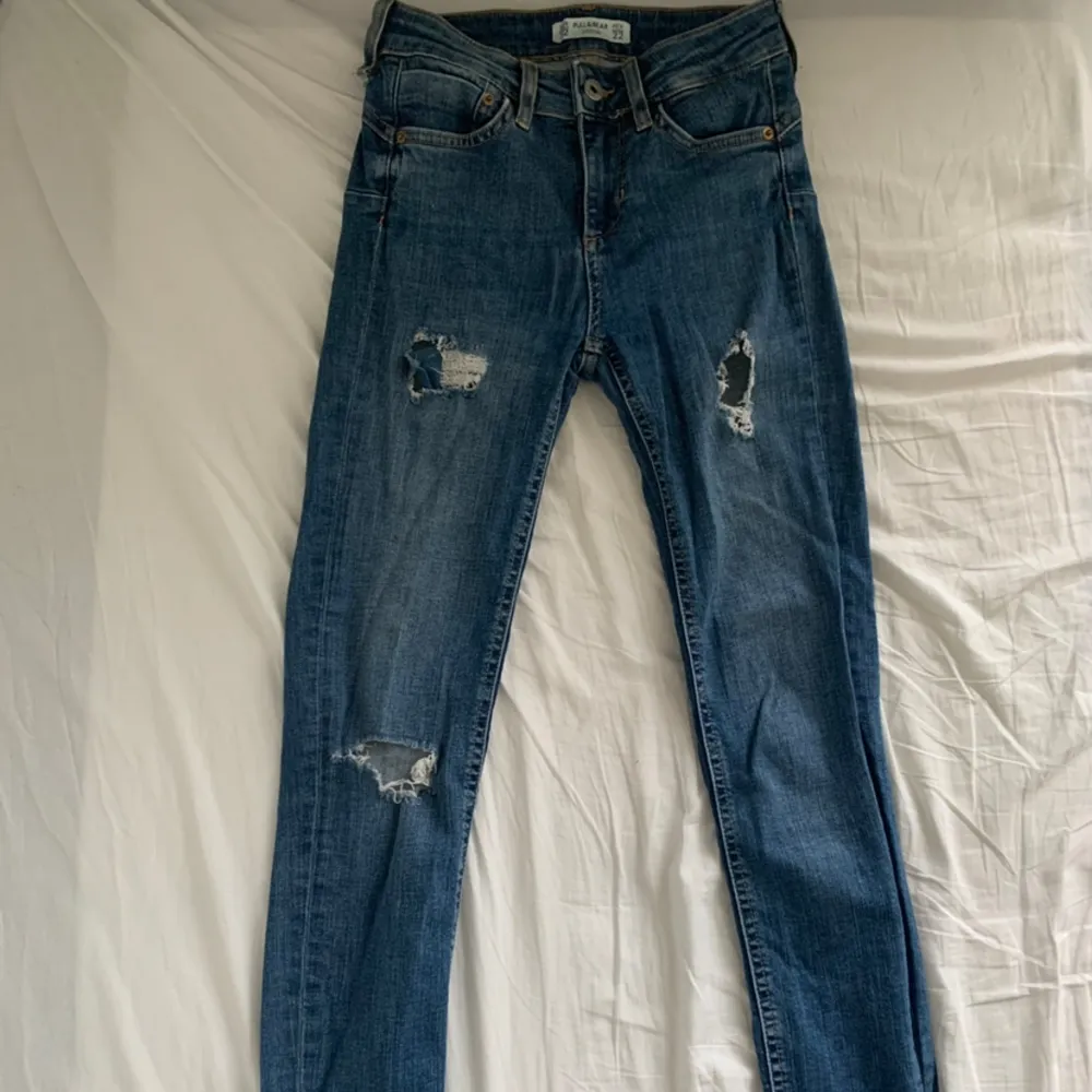 Super snygga low waisted ripped jeans från Pull & Bear! Dessa var mina favoriter då dom är bekväma, snygga och har en fin passform. Jeansen har ett litet hål på sidan som inte syns så tydligt och som enkelt kan fixas (se sista bilden). Storlek 32 🧵. Jeans & Byxor.