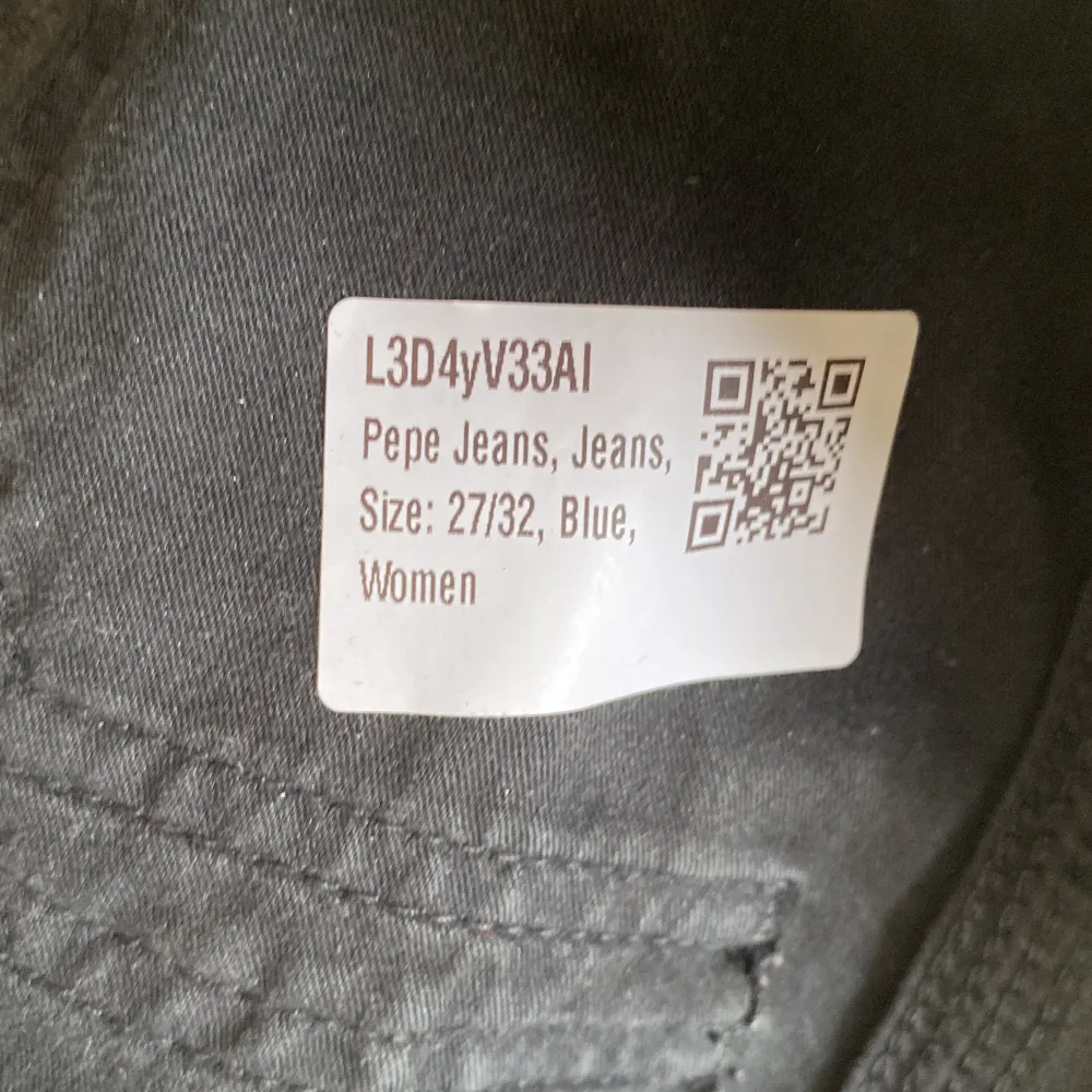 Säljer super fina blå/svarta Pepe jeans. Storlek 27/32. Köpt begangnat men var lite för stora. Säljer för 200kr.🥰. Jeans & Byxor.