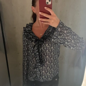 Blus - Så fin, oanvänd blus från mango