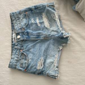 Här är ett par snygga jeansshorts från FB Sisters, köpta förra året. Använda väldigt få gånger då de är lite tajta på mig. Skulle säga storlek 32! Hör gärna av er vid intresse 💕