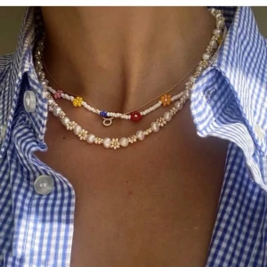 Sommarhalsband🌸 - Supersöta sommarhalsband med snabb leverans ☺️Färgglada blommor 75kr och vita blommor 135kr🫶🏼✨