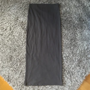 Grå lång kjol - Lång mörk grå kjol ifrån lager 157. Aldrig använd men tyvärr inte prislapp kvar💞
