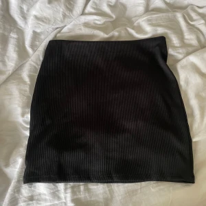 Svart kort kjol  - Lappen kvar, aldrig använd !!  Har inte kommit till användning tyvärr 🩷