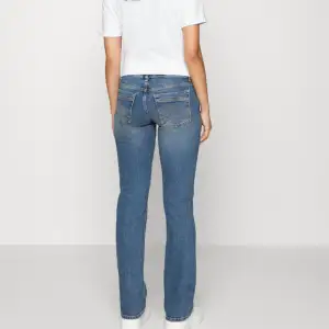 Skit snygga jeans från ltb ”valerie” säljer pga att de tyvvär inte kommer till användning💞 inget fel på jeansen, skriv för fler frågor!
