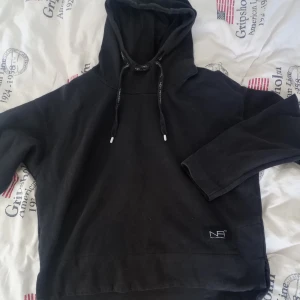 New apparel hoddie  - Säljer en New apparel hoddie (M), sliten då den har använts men den är fortfarande fin. Det finns slitsar på sidan av hoodien, jätte fint. Köptes dyrt, säljer den för 150kr + frakt! 