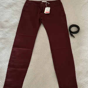 Jeans  - Mörk lila, så fin och sköna speciellt på sommaren och de är ganska lätta så man kommer inte känna att det är varmt när man har på sig den rekommenderar starkt