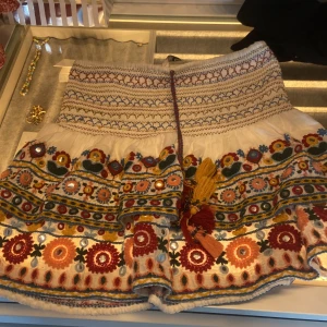 Zara kjol - Säljer min zara kjol för att jag inte använder den längre! Köptes för 2 år sedan, men är i toppen skick🥰