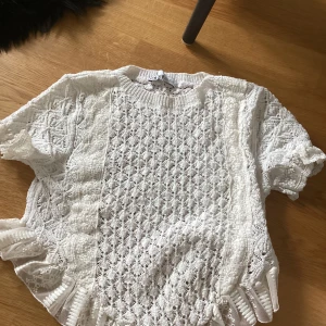vit zara topp - säljer denna zara topp i storlek S💗sann i storleken men passar även de som har xs💗 köpt förra året i stockholm för 399kr så kommer sälja för 300kr pgr av amvändning 2 gånger, den är i fint skick💗💗