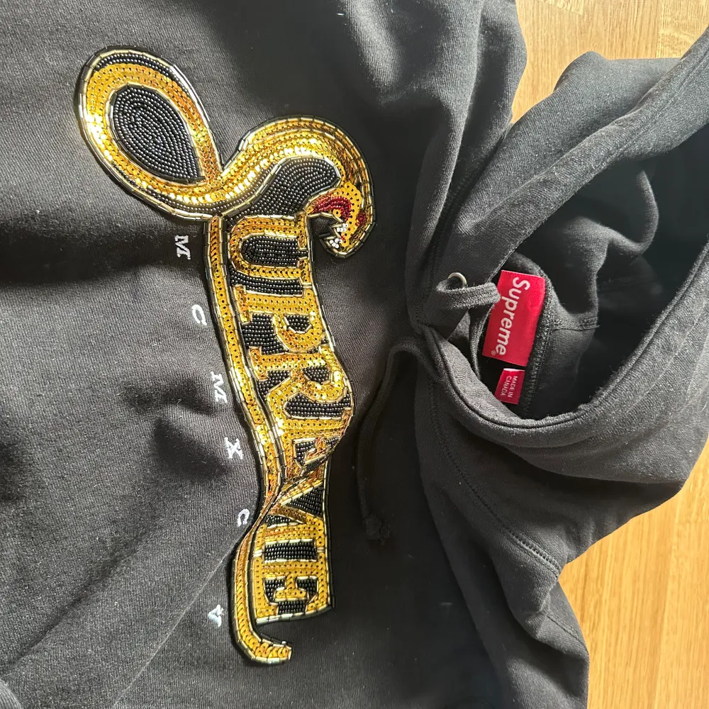 Säljer två Supreme hoodies i storlek XL. Studded hoodie (FW18), nyskick, använd 1-2 gånger, pris 3000kr. Viper hoodie, oanvänd, pris 4000kr. Båda för 5500kr. Båda i nyskick. Jag är 170 cm lång och de funkar även som oversize. Priser baserade på Stock. Hoodies.