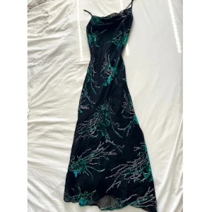 Festklänning - Magiskt fin klänning i fint material med sammetsdetaljer. Passar perfekt till fest och bröllop. Köpt vintage.