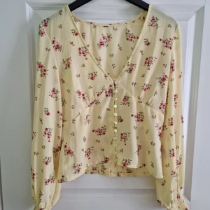 Blommig blus - Gulblommig blus 