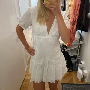 Vit zara klänning  - Söt sommarklänning perfekt till midsommar! Använd en gång 🤗Har storlek M men passar en S 