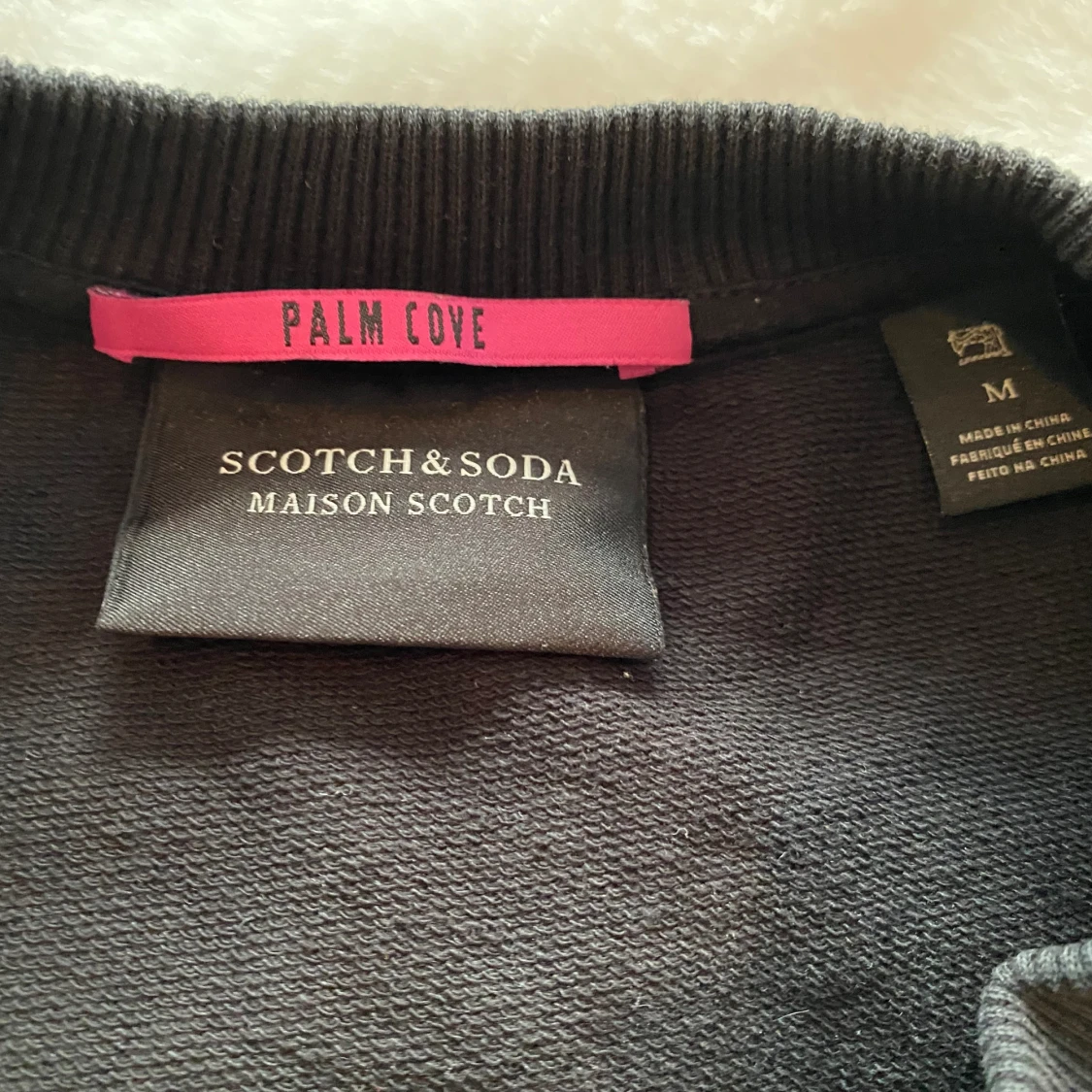 Svart sweatshirt från Scotch & Soda i strl M - 91