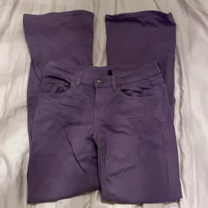 Low waist jeans - Low waist jeans som är utsvängda från h&m. Lila 💜  Kom aldrig till användning endast en gång på ett kalas fyrande. Skriv om ni har någon fråga, svarar så snabbt jag ser de! ❤️