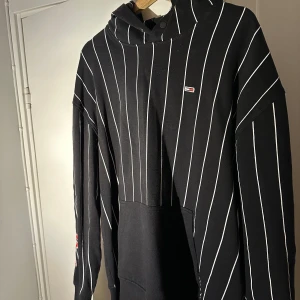 Tommy Hilfiger Luvtröja - En helt ny och oanvänd Tommy Hilfiger tjocktröja med luva! Tommy jeans och det är därför den ser annorlunda ut till andra Tommy plagg! Även en sample produkt vilket innebär att den är sällsynt att få tag på! Ny pris 1349kr Mitt pris 499kr!