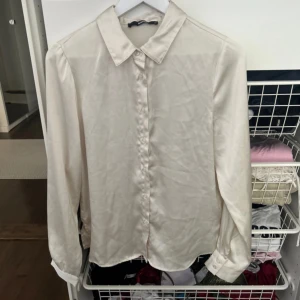 Satin skjorta - Ifrån Bikbok, jätte fin men kommer ej till användning! Använd men fint skick!💐