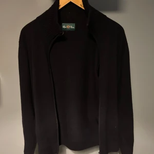 Alan Paine cardigan  - Halloj, säljer denna Alan paine cardigan  Skick 10/10, dvs helt felfri  Nypris 2000kr 