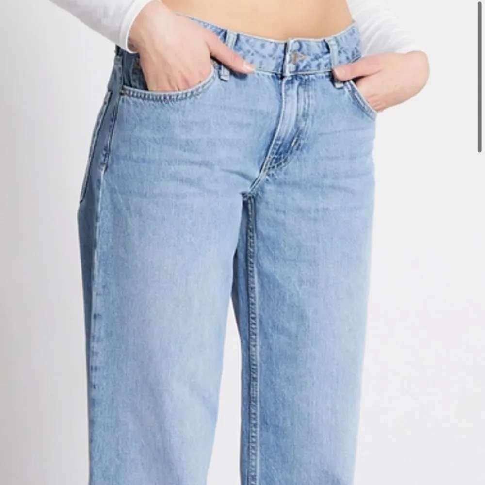 Jag säljer mina lågmidjade jeans som är köpta från lager 157 eftersom att jag tycker att de är för långa för mig, jag är 160. De är i storlek xxs men sitter som xs/s. Använda fåtal gånger. Köparen står för frakt. Inga defekter. Orginal pris: 400kr. Jeans & Byxor.