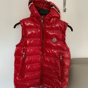Moncler Väst - Bra skick, Äkta, Liten skada baktill därför säljs den billigt