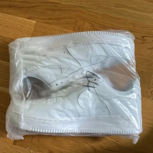 Air force 1 helt nya  - Hej säljer nu ett par helt oanvända Nike air force 1 inte öppnade låda finns med/skorna ligger i påsen som inte är öppnad  Säljer dom då jag råka köpa två par lika dana  Kan säljas billigare vis snabba afär 