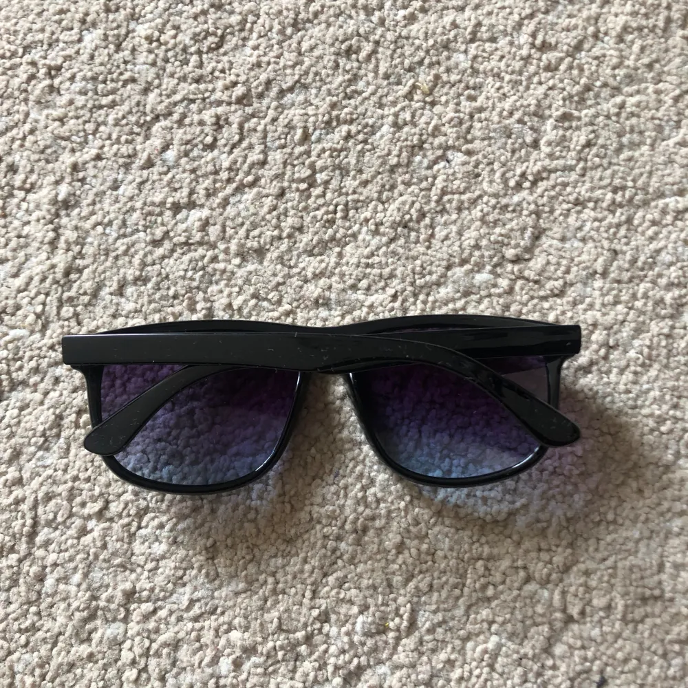 Solglasögon liknande Rayband Boyfriend till ett bra pris. De är ej använda och då inte kommit några repor eller liknande skador på solglasögonen.. Accessoarer.