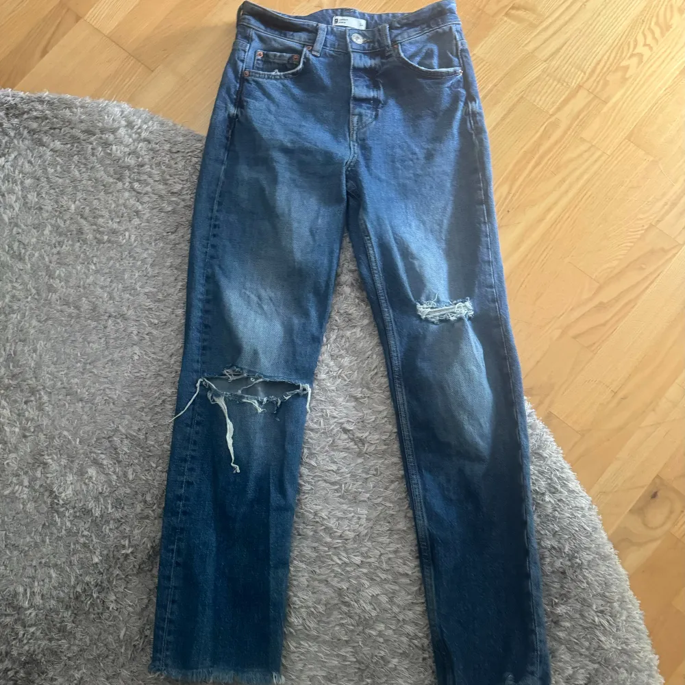 högmidjade jeans från gina med rosetter i storlek 34, midjemått rätt över: 36 cm, innerbenslängd: 67 cm ⭐️ använd ”köp nu”. 10/6-2024 . Jeans & Byxor.