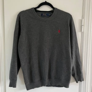Ralph Lauren Tröja - Fet Ralph Lauren tröja i storlek M men som passar S efter den har krympt lite i tvätten. Sparsamt använd och i väldigt fint skick. Säljer för 369kr. Pris kan diskuteras vid snabb affär!