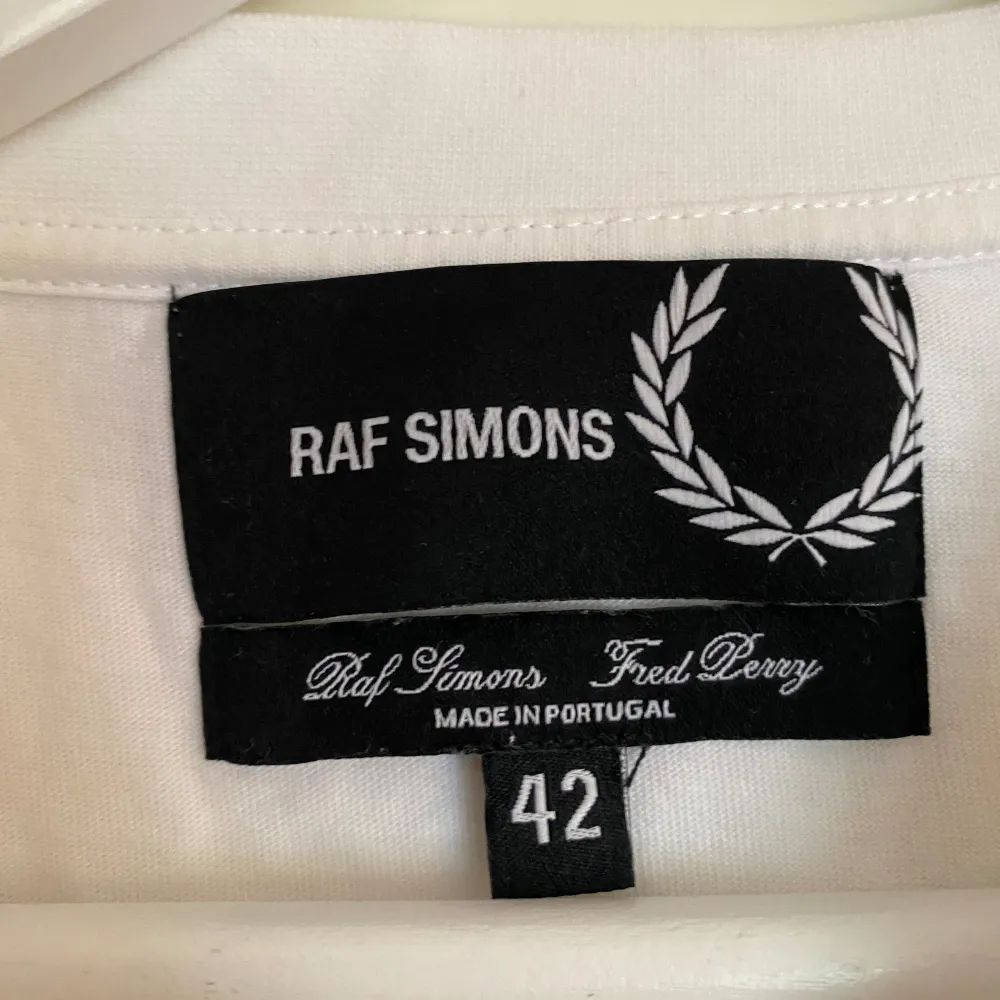 Hej, säljer min feta T-shirt från Raf Simons X Fred Perry collaben. Den är i väldigt bra skick och storlek 42, vilket motsvarar Large ungefär. Priset är inte hugget i sten. Hör av dig!. T-paidat.