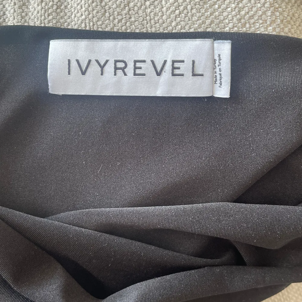 Linne med cowl neck från Ivy Revel. Toppar.