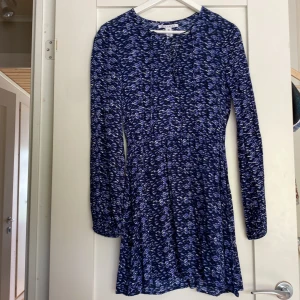 Blå klänning  - Jag säljer denna fina klänning då den tyvärr inte längre kommer till användning, skicket är väldigt bra!!💙