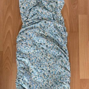 Klänning  - Shein klänning ny endast provad storlek medium väldigt strechig så det passar nog både small och liten large. 