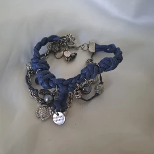 Armband med berlocker - Armband med massa pärlor och berlocker. Pris är diskuterbart 💗😊