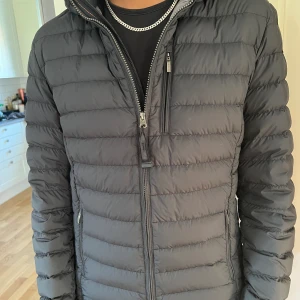 Para Jumper - Tja! Säljer min Para Jumper jacka då den inte kommer till användning. Den är använd väldigt sparsamt. Inga defekter på den. Priset går att diskuteras🤗