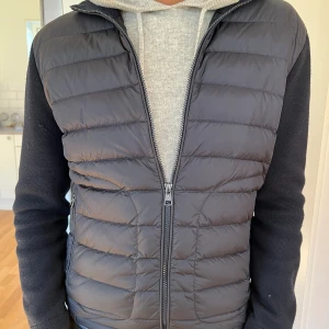 Moncler - Tja! Säljer min moncler cardigan som jag köpte runt oktober tror jag. Använt sparsamt och inga defekter finns på den. Kvitto finns och bag fås med. Priset går att diskuteras🤗